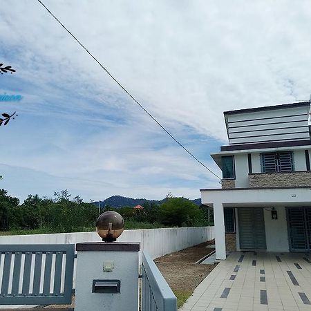 Sri Manjung Ma Maison Homestay Lumut Esterno foto