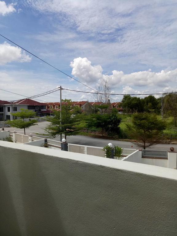 Sri Manjung Ma Maison Homestay Lumut Esterno foto